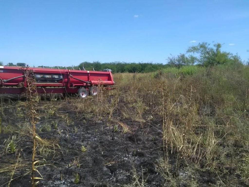 El accidente produjo cortes en los cables eléctricos y por los chispazos se provocó un incendio