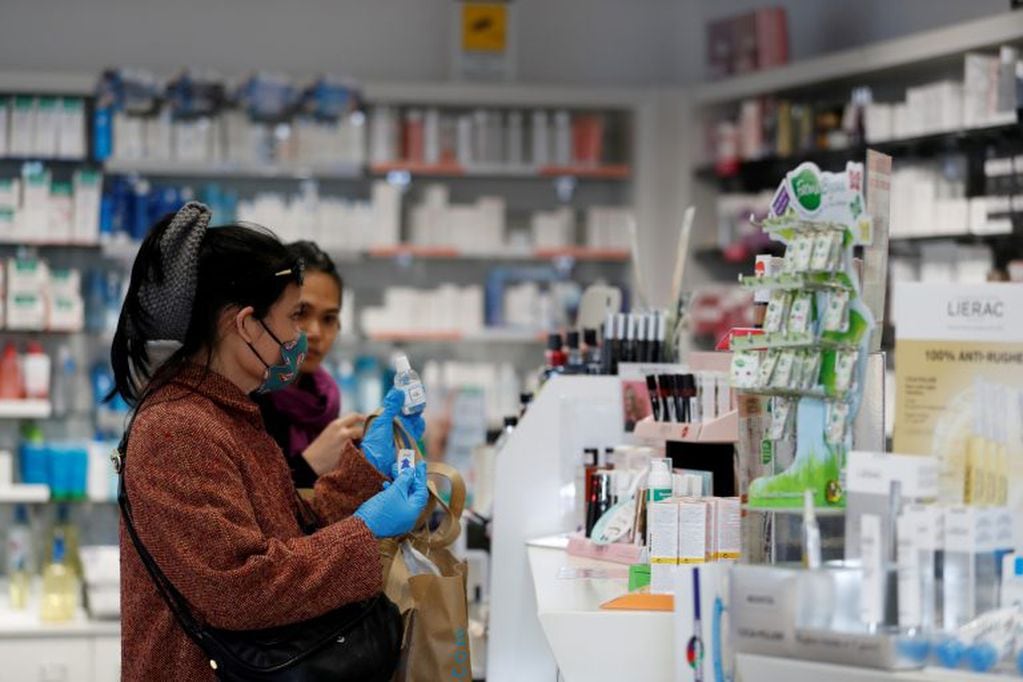 Empiezan a escasear el alcohol en gel y los barbijos en farmacias de Rosario por el coronavirus. REUTERS/Yara Nardi