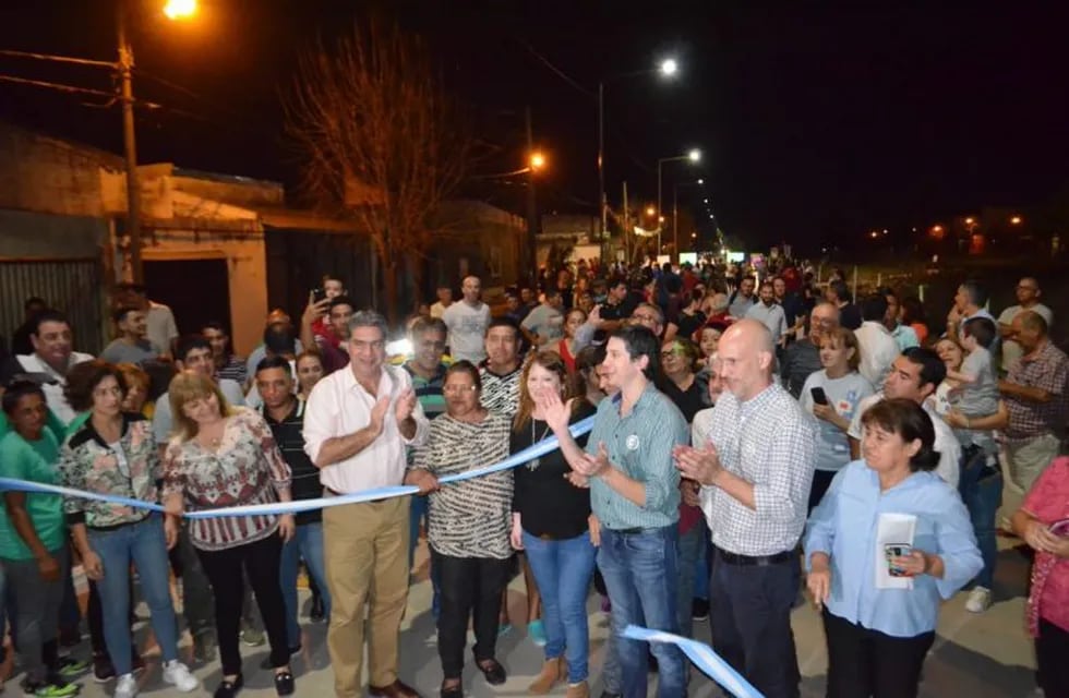 Capitanich inauguró las obras de pavimento las cuales cuentan con iluminación led. (Prensa Municipio)