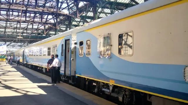 Se reanudó el servicio y llegó el primer tren a Mar del Plata