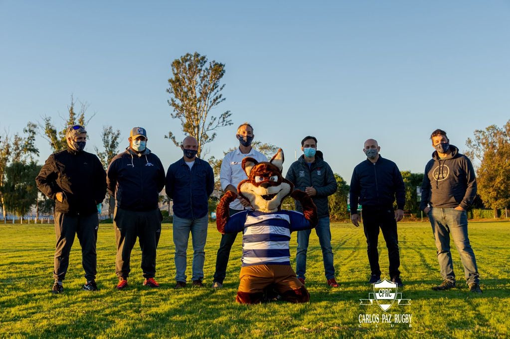 Autoridades municipales junto a las de Carlos Paz Rugby, y la "mascota" del Club.