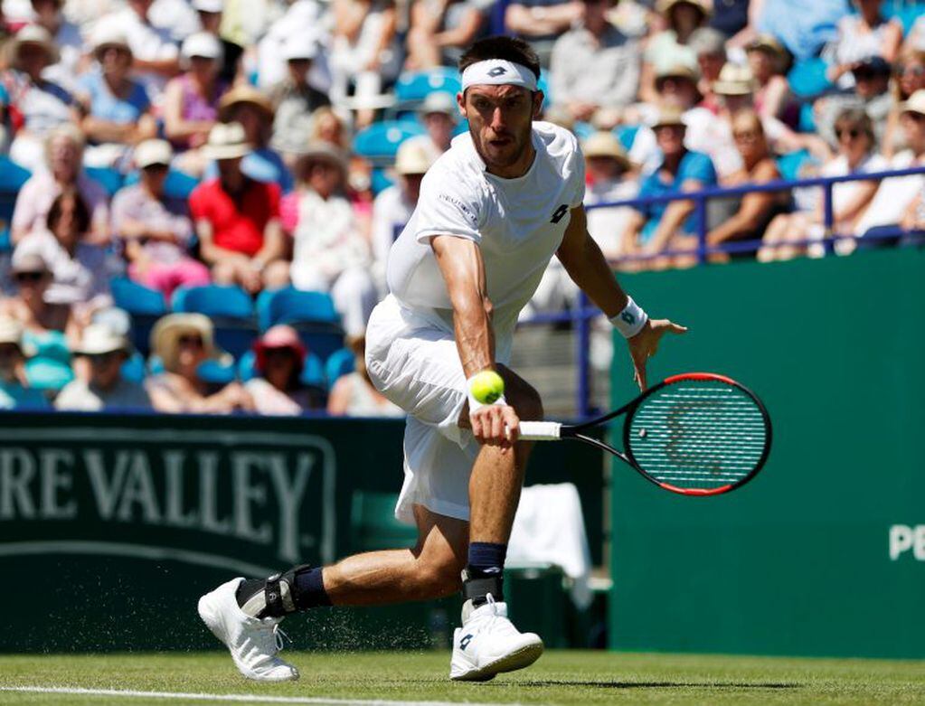 Mayer en acción frente a Simon, por la primera ronda del ATP de Eastbourne. (Foto: REUTER)