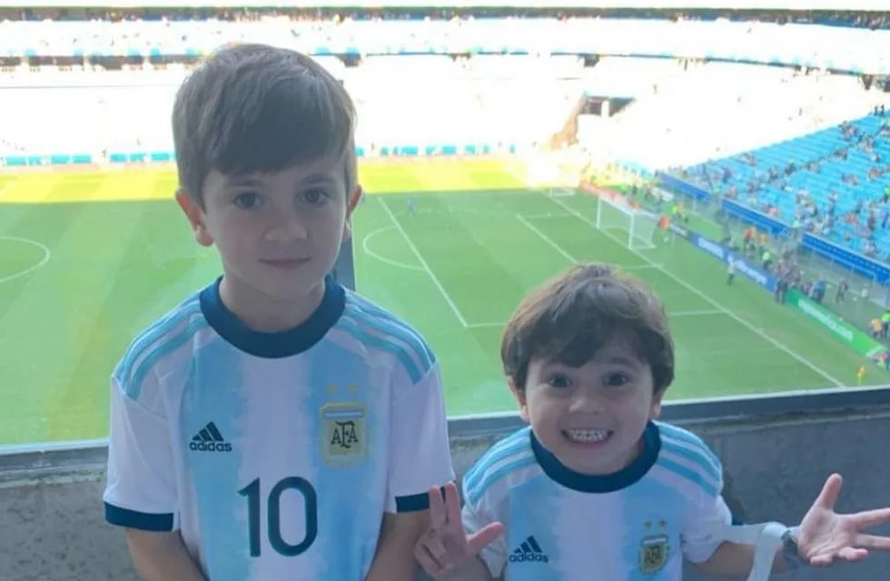 Mateo y Thiago Messi vieron el partido entre Argentina y Catar en Porto Alegre por la Copa América 2019. (@antonelaroccuzzo)
