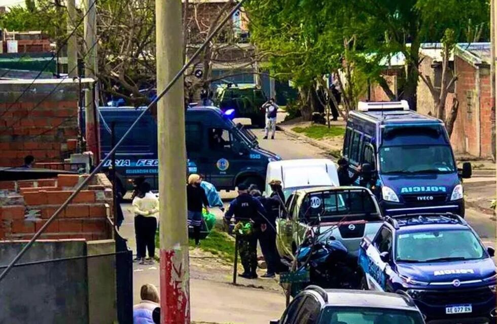 Efectivos policiales se hicieron presente en zona oeste tras el ataque a un agente federal. (@JoseljuarezJOSE)