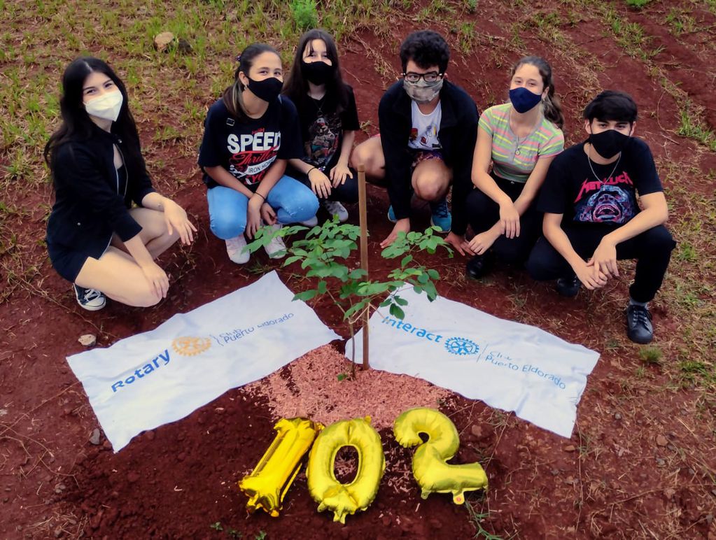 Eldorado: jóvenes del Interact Puerto Eldorado plantaron 102 árboles .