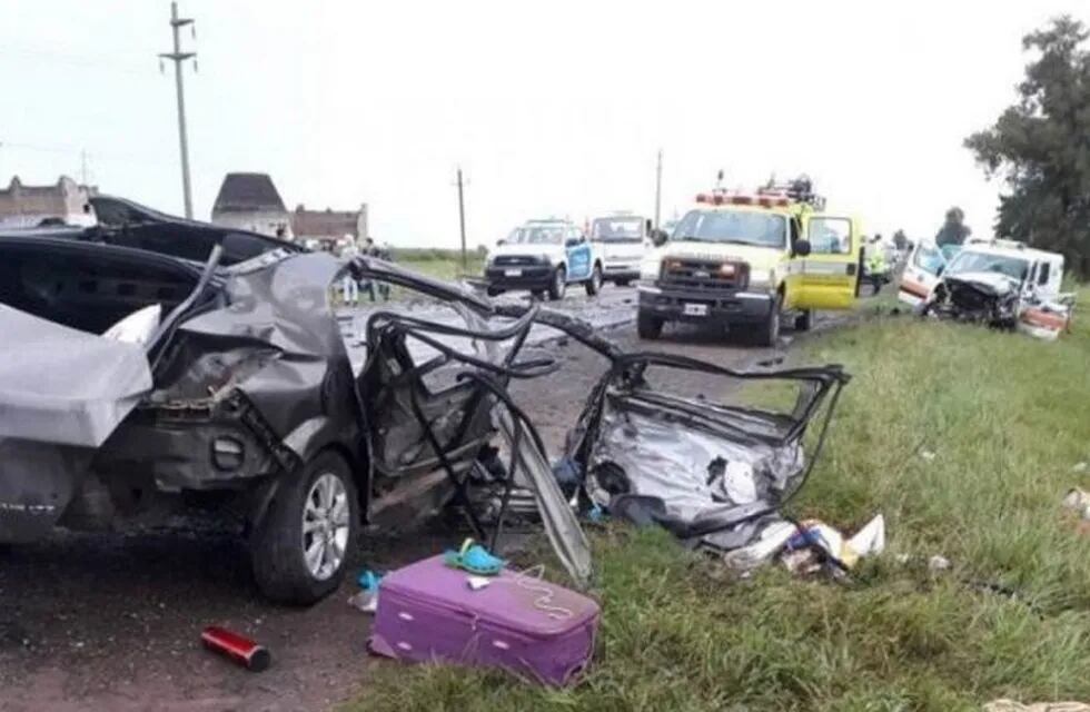 El accidente sucedió en la Ruta Nacional N° 16 entre una ambulancia y un vehículo particular.