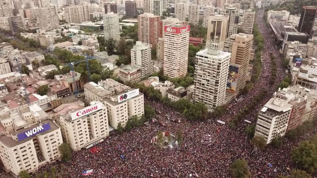 Fotografía aérea que muestra a miles de manifestantes reunidos este viernes para pedir la renuncia del presidente chileno, Sebastián Piñera, en los alrededores de la Plaza Italia de Santiago (Chile). (Foto: EFE/ Rodrigo Sáez)