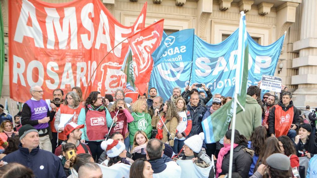 Los sindicatos salieron a la calle para reclamar seguridad en las escuelas de Rosario, además de la cuestión salarial.