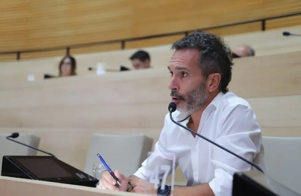 El legislador Marcelo Cossar apuntó a que las políticas de reconstrucción económica y social estén garantizadas por la representación y el consenso.