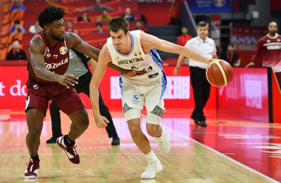 Foshan (China), 06/09/2019.- Nicolas Brussino (R) of Argentina in action against Pedro Chourio of Venezuela during the FIBA Basketball World Cup 2019 group I second round match between Argentina and Venezuela in Foshan International Sports & Cultural Arena, Foshan, China, 06 September 2019. (Baloncesto) EFE/EPA/COSTFOTO CHINA OUT