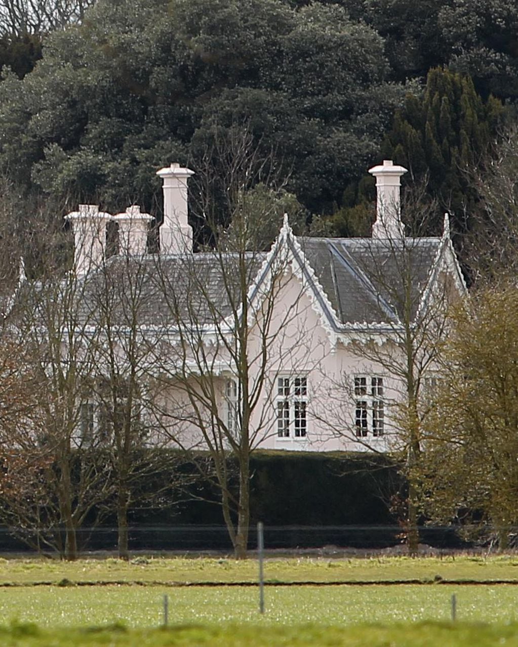 La familia real vive en una imponente casa en los terrenos de Windsor Great Park.