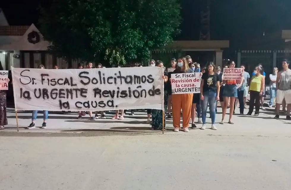 Vecinos de Del Campillo movilizados para pedir el esclarecimiento del abuso sexual a la menor de 15 años. (Puntal)