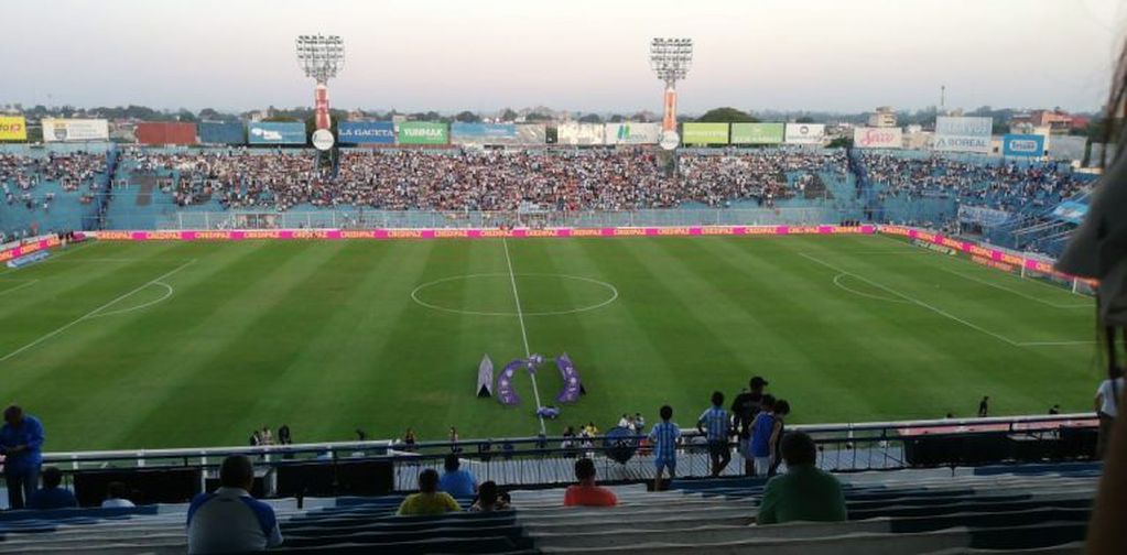 Los Hinchas en el estadio Monumental José Fierro.