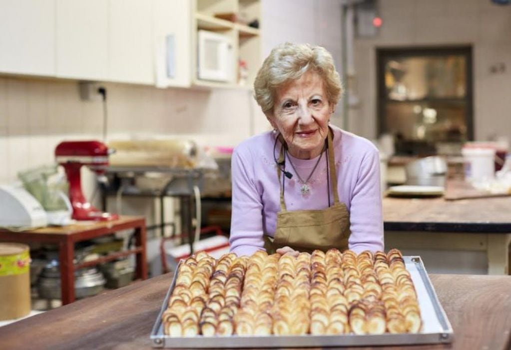 Georgina Medaura de Romero, a sus 87 años, sigue al frente de la Panadería San Martín.