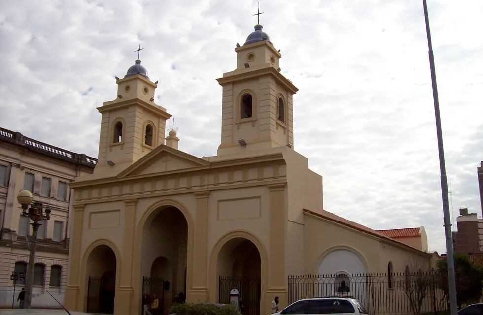 Robaron la tapa de la urna que contiene los restos del Coronel Martínez en la Catedral santafesina. Foto: Aires de Santa Fe