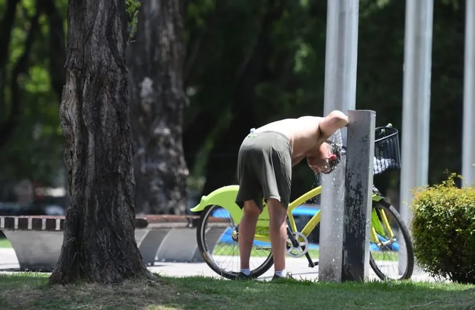 Un hombre se moja la cabeza durante un paseo en bicicleta en Buenos Aires.