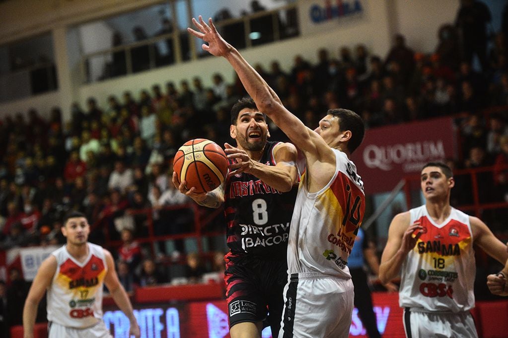 Partido semifinal de Basquet entre Instituto y San Martin    Foto: (Pedro Castillo / La Voz)