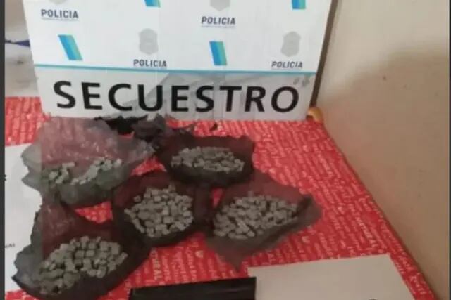 Allanamientos en Tres Arroyos y Claromecó: incautan 500 pastillas de éxtasis, armas y otras drogas