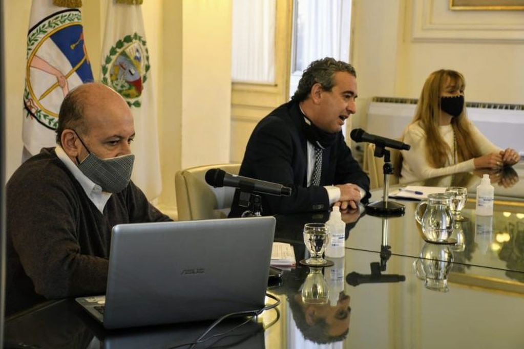 Javkin convocó a conferencia de prensa junto a su secretario de Salud, Leonardo Caruana, ante la suba de contagios de coronavirus. (@mauroyasprizza)