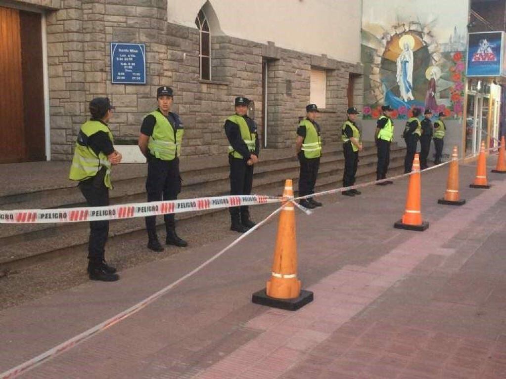 Iglesia custodiada por un grupo de mujeres policía y un vallado