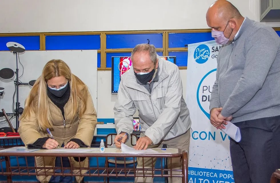 El intendente de San Martín Raúl Rufeil firma el convenio por el cual todas las bibliotecas populares del departamento contarán con conexión a Internet. Gentileza MSM