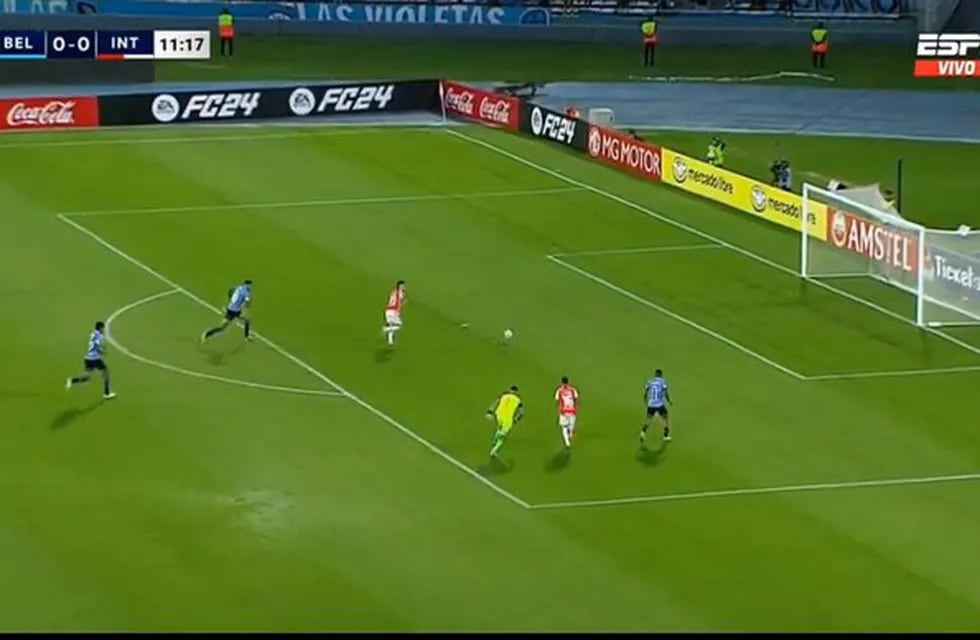Sólo. Rafael Borré, delantero del Inter y ex River, se perdió un gol increíble ante Belgrano (Captura).