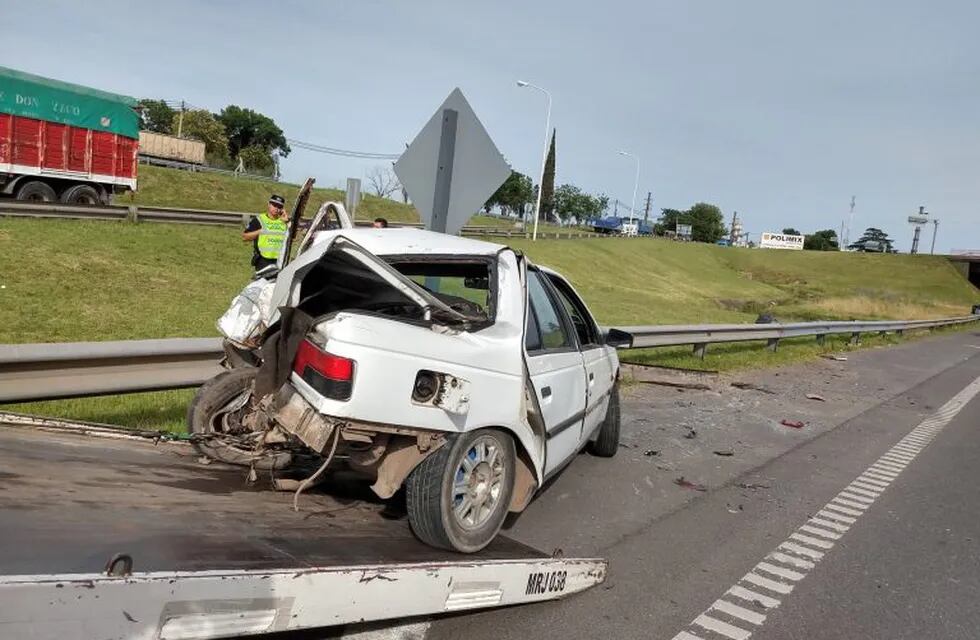 El Peugeot 405 quedó severamente dañado. (@pedrolevyok)