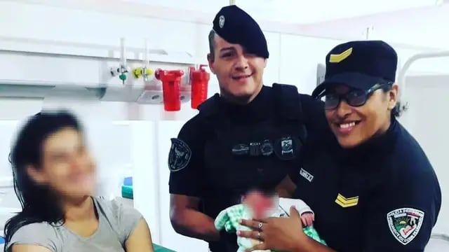 Policías parteros en Oberá: asistieron a una mujer que dio a luz en el asiento de atrás del patrullero