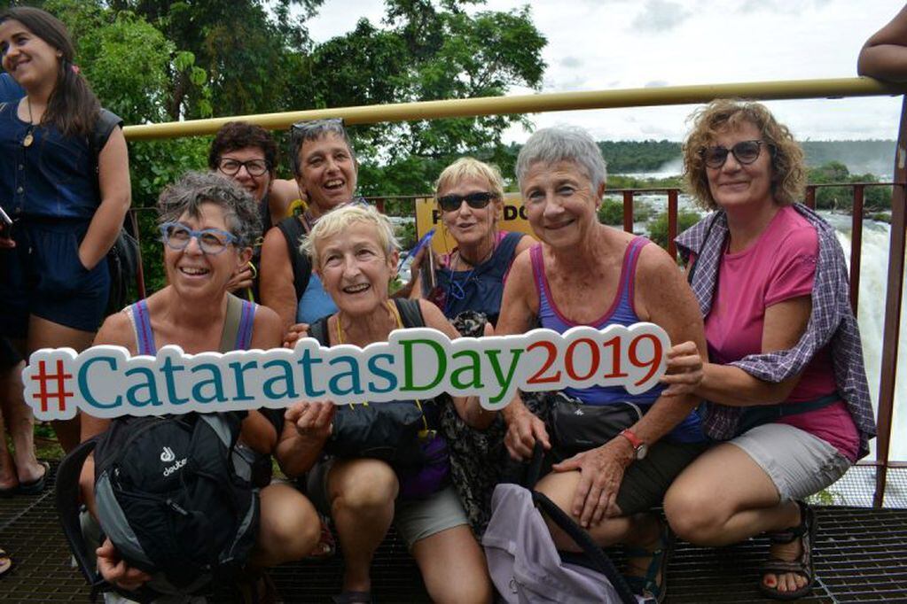 Turistas posando junto al hashtag del CataratasDay.