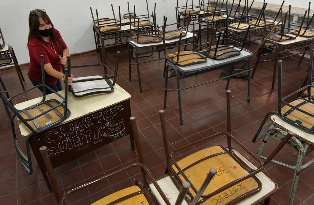 En el Colegio José Zapata, los celadores preparan todo para el 1 de marzo.