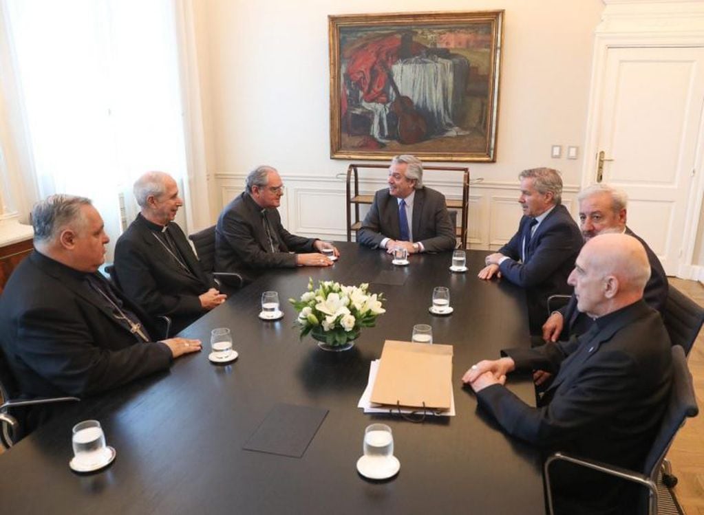 Alberto Fernández junto a la Conferencia Episcopal Argentina. (crédito: prensa presidencia)