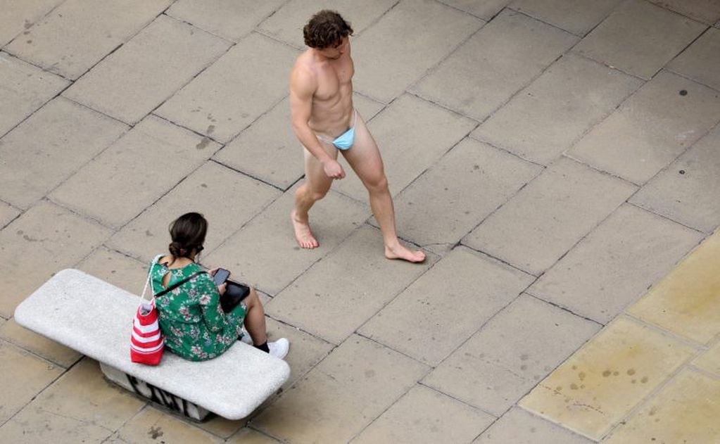 Se paseó por el centro de Londres usando sólo un barbijo para cubrir sus genitales. (Foto: Simon Dawson/REUTERS)