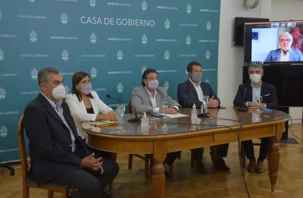 Funcionarios del Ejecutivo provincial presentaron los pliegos para participar del llamado a licitación para el desarrollo del Perilago de Potrerillos. Gentileza Gobierno de Mendoza