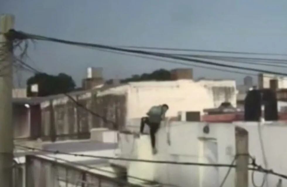 Los ladrones escaparon por el techo de la concesionaria de autos en Córdoba.