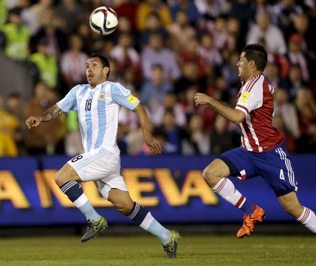 Argentina's Carlos Tevez (L) heads the ball as Paraguay's Pablo Aguilar looks on during their 2018 World Cup qualifying soccer match against Paraguay at the Defensores del Chaco stadium in Asuncion, Paraguay, October 13, 2015.    REUTERS/Jorge Adorno   asuncion paraguay carlos tevez Pablo Aguilar futbol eliminatorias mundial 2018 futbol futbolistas partido seleccion paraguay argentina