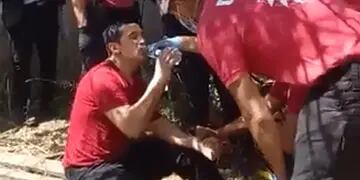 Así asistieron al bombero que bajó al pozo de la "casa del horror" en Córdoba (Captura de video).