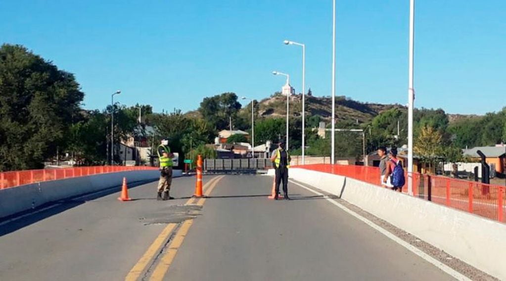 Imagen de un operativo policial en el puente que une La Adela con Río Colorado (El Diario)