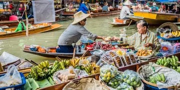 MERCADO FLOTANTE (Tailandia). Este tipo de mercado es típico y seguro llamará tu atención. (Interturis)