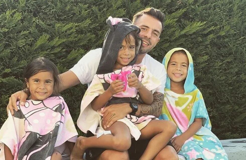 Matías Deferico y las tres hijas que tiene junto a Cinthia Fernández. (Instagram)