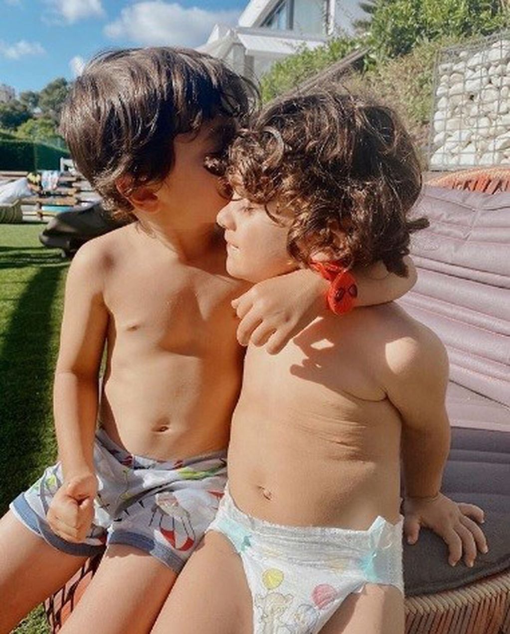 Mateo y Ciro Messi disfrutan del verano catalán y Antonela Roccuzzo les sacó una tierna foto. (Instagram)