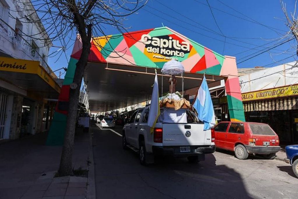 Procesión por las calles de Capilla del Monte. (Foto: Municipalidad de Capilla del Monte).