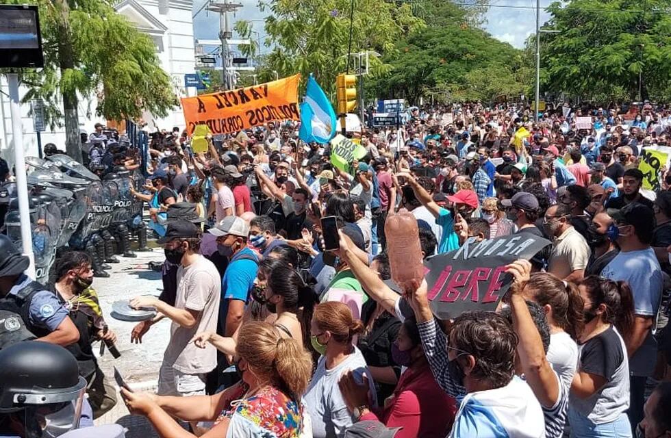 Represión policial en Formosa en contra de manifestantes tras la vuelta a fase 1 de la cuarentena.