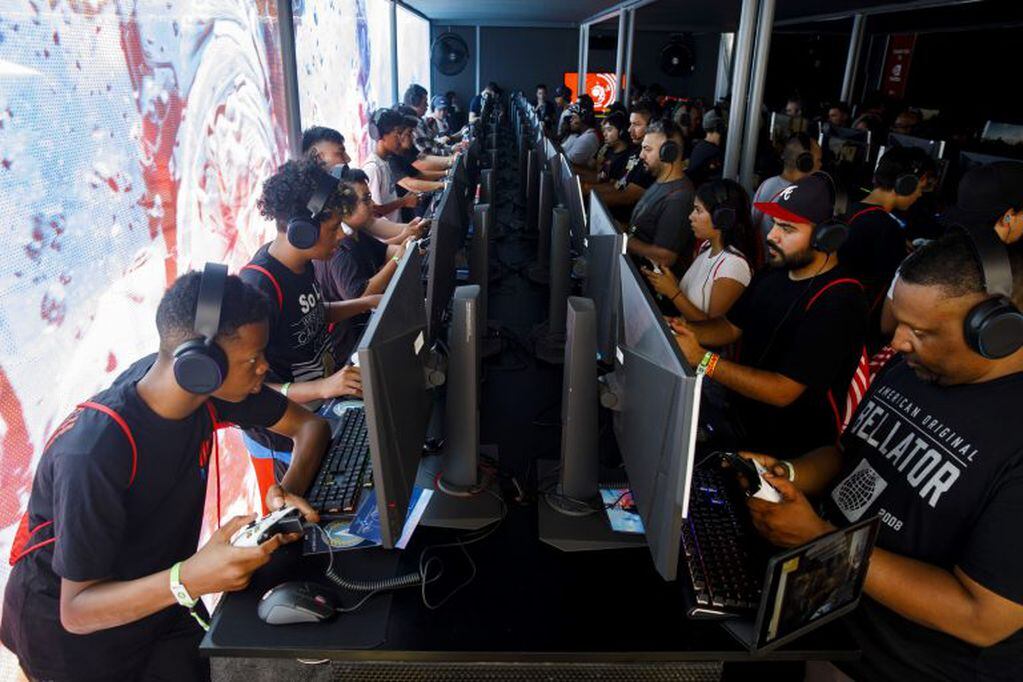 Attendees play the Battlefield V video game during an Electronic Arts Inc. (EA) event ahead of the E3 Electronic Entertainment Expo in Los Angeles, California, U.S., on Saturday, June 8, 2019. EA, creator of a Star Wars line of video games, showed off two of its newest titles, illustrating how the industry is wrestling to compete with the runaway success of Fortnite. Photographer: Patrick T. Fallon/Bloomberg