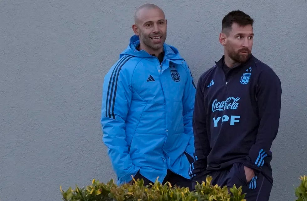 Mascherano y Messi en Ezeiza. (AP Foto/Natacha Pisarenko)