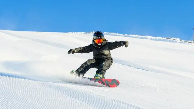 Un chubutense hizo snowboard sobre la ruta y grabó la secuencia.