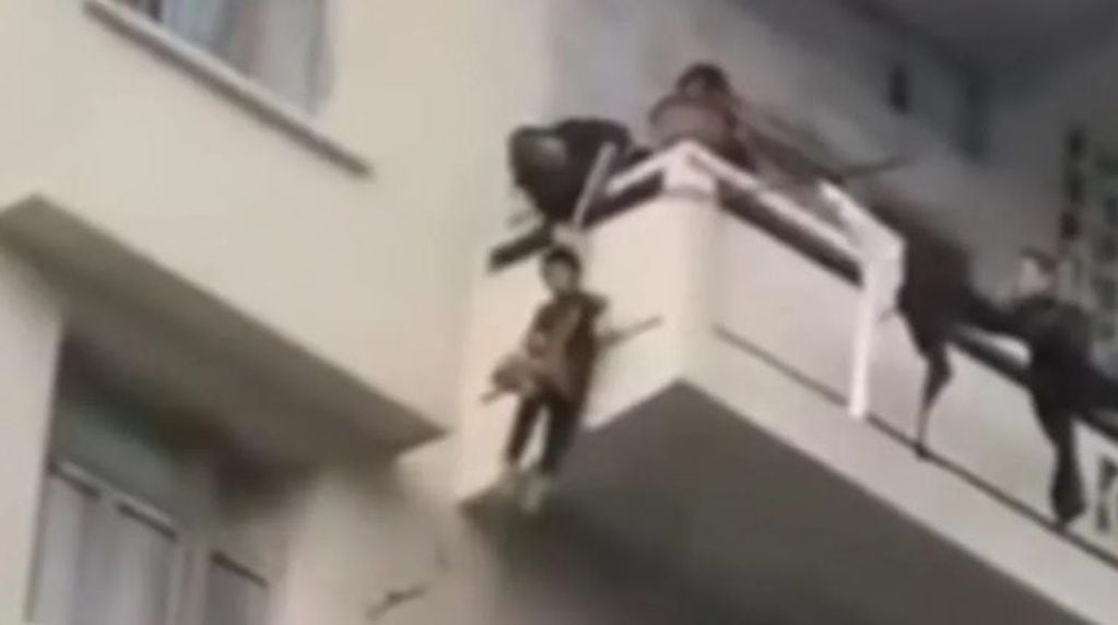 ¡Insólito! Una pareja ató a su nieto y lo bajó desde un balcón para salvar a su gato