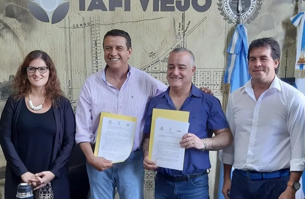 Javier Noguera firmó un convenio con representantes del IPLA. (Twitter)