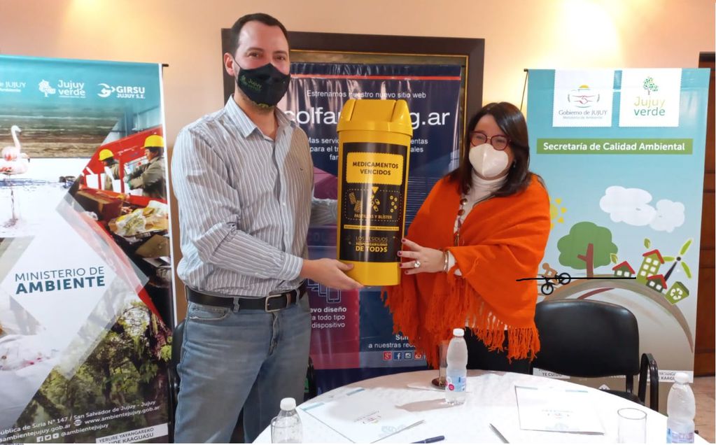 El  secretario de Calidad Ambiental, Pablo Bergese, junto a la presidenta del Colegio Farmacéutico de Jujuy, Claudia Martino, exhibiendo uno de los cestos destinados a la campaña.