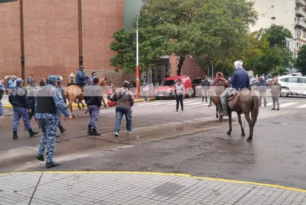 La protesta a caballo en Chaco es para exigir asistencia social.