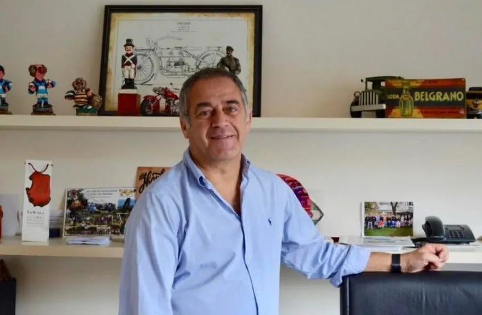Aldo Franco en la oficina de su empresa de camiones
